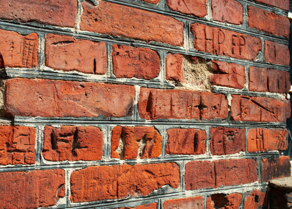 Ziegelwand mit misteriösen Ritzungen